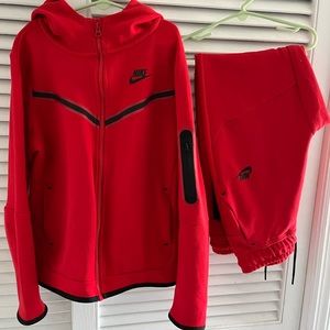 NIKE Tech Sweatsuit Boys Large in Red